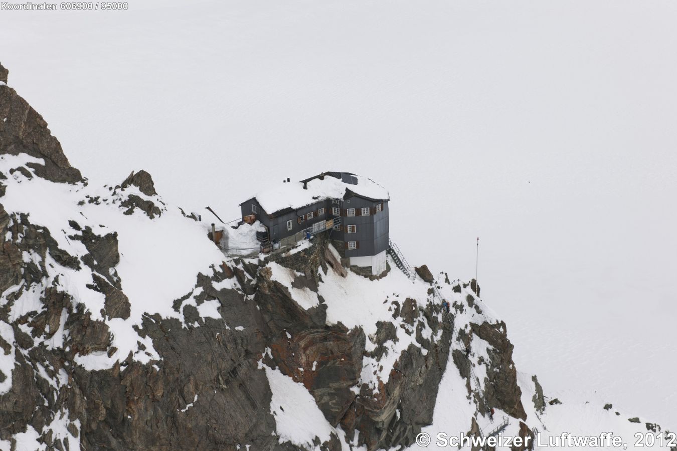 Cabane de Bertol CAS; gelegen auf Felssporn im hinteren Val d'Hérens, zwischen dem Val d'Arolla und dem Val de Ferpècle an der Walliser Haute Route. (1)